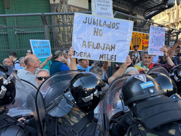 A pesar de la represión de Bullrich, los jubilados resistieron una vez más en las calles