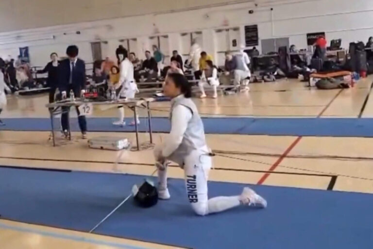 Expulsan a esgrimista que se negó a pelear contra un rival travesti vestido de mujer