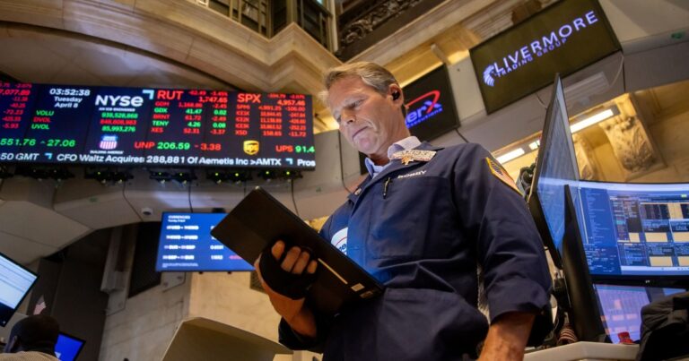 Acciones y bonos bajan hasta 5% y los dólares financieros suben entre cuatro y cinco pesos