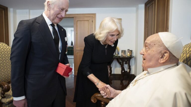 El papa Francisco recibió en audiencia privada al rey Carlos III en el Vaticano