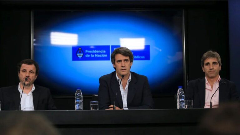 Primer día sin cepo cambiario: cómo fue la devaluación tras el fin en 2015