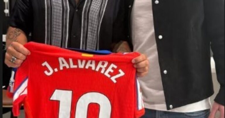 Julián Álvarez fue a ver un show de Diego Torres en Madrid y le regaló su camiseta