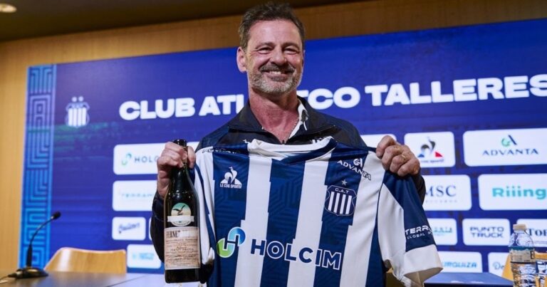 El hilarante momento en la presentación de Cocca: un fernet de regalo y una respuesta a tono