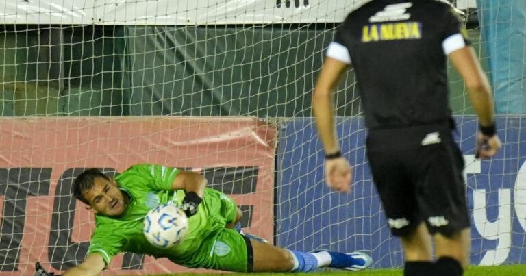 Video: un ex River erró un penal y Arsenal extendió su increíble racha sin triunfos