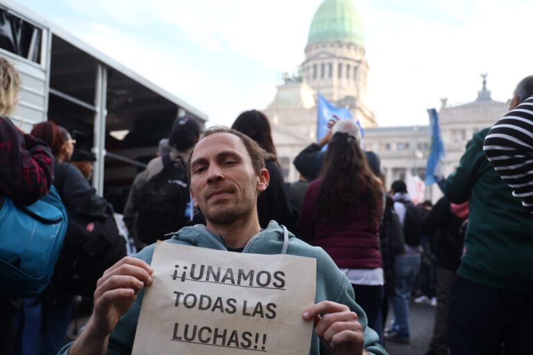 El joven en silla de ruedas que se sumó a la marcha y se quebró al contar su historia