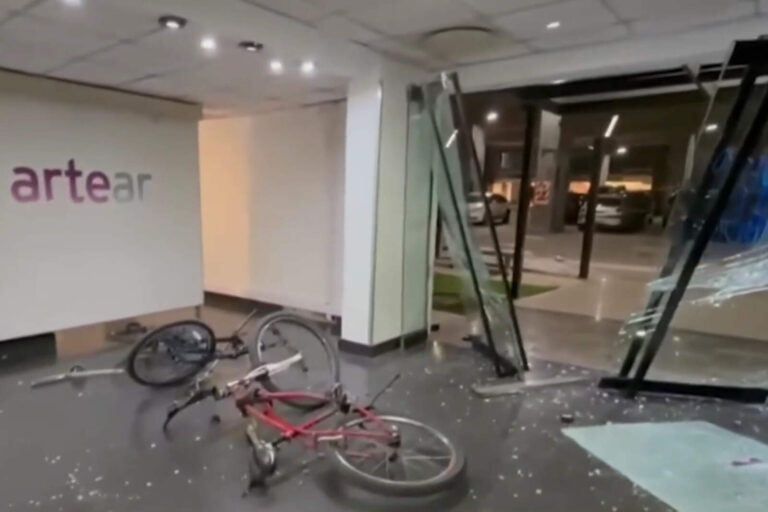 Ataque violento a las instalaciones de TN tras la condena a Cristina Kirchner