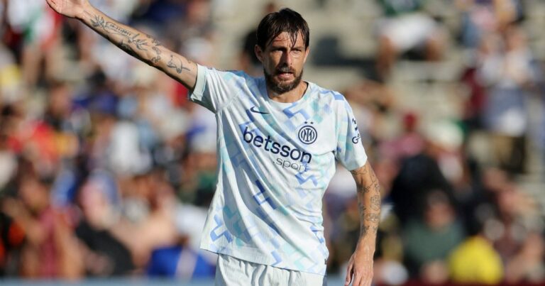 Video: Acerbi, provocado por un hincha de PSG y la dura reacción del italiano
