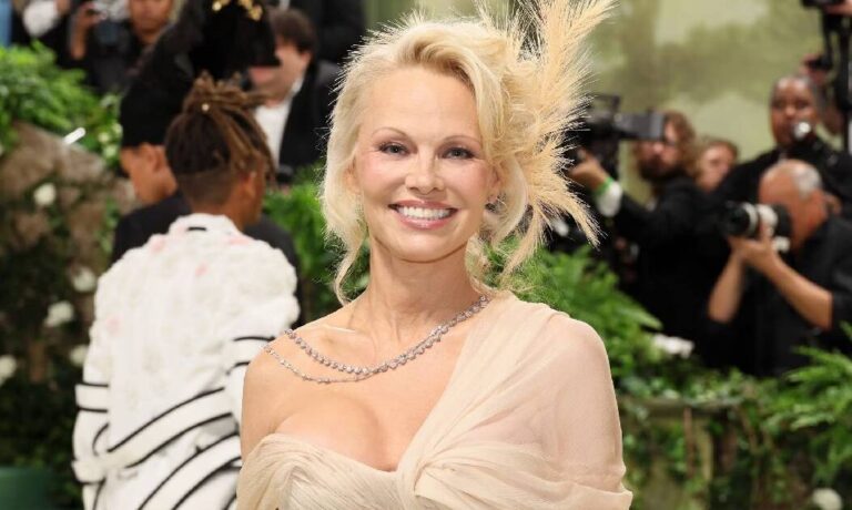 Después de cuántos años Pamela Anderson se volvió a poner maquillaje