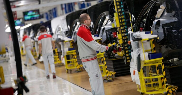 Los salarios registrados volvieron a aumentar en abril menos que la inflación