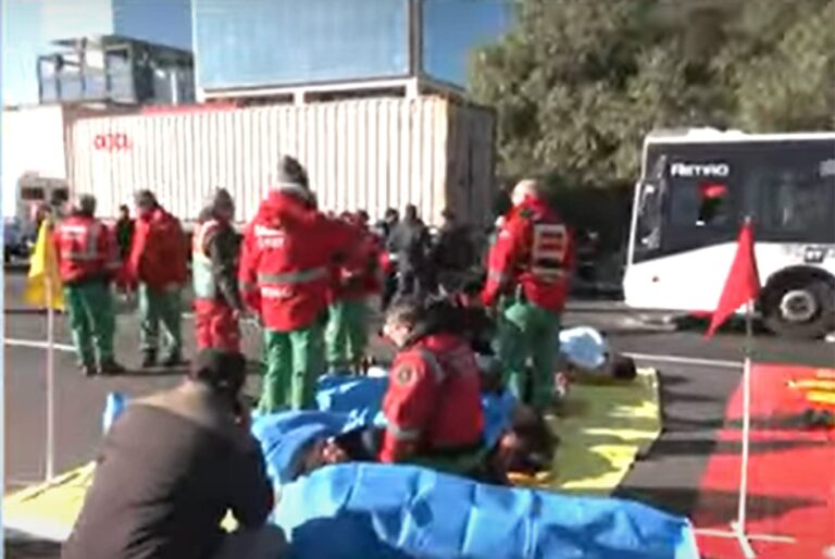 Chocaron un colectivo y un camión en General Paz: atienden a los heridos y hay caos de tránsito