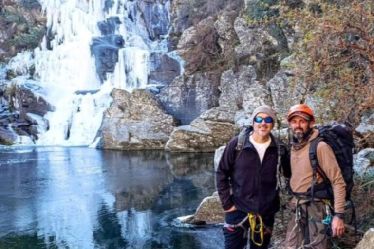 Increíble: por la ola polar, se congeló una cascada en Córdoba