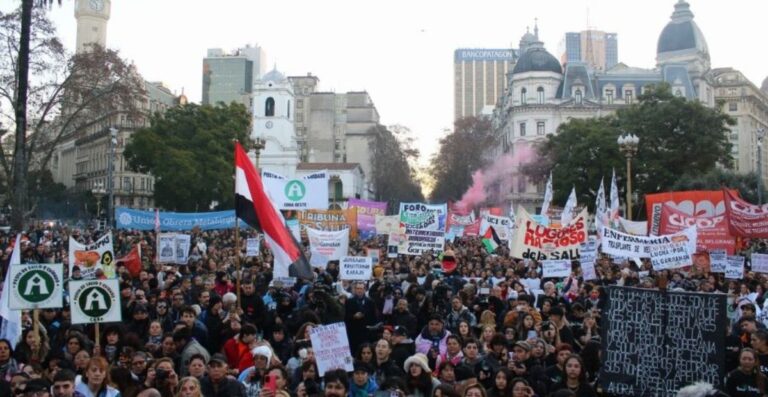 Multitudinaria movilización en defensa del Garrahan. Documento leído en Plaza de Mayo