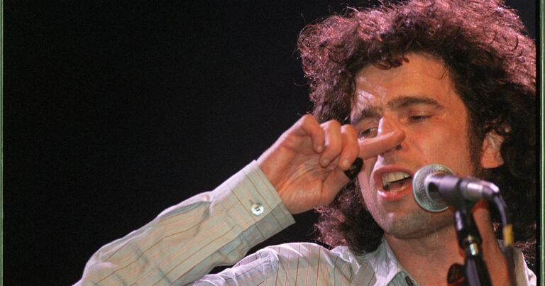 A 25 años de El Salmón de Andrés Calamaro, el descomunal álbum quíntuple grabado en una maratón de drogas y excesos