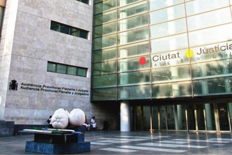 Una madre será juzgada por intentar quemar viva a su hija de cuatro meses en España