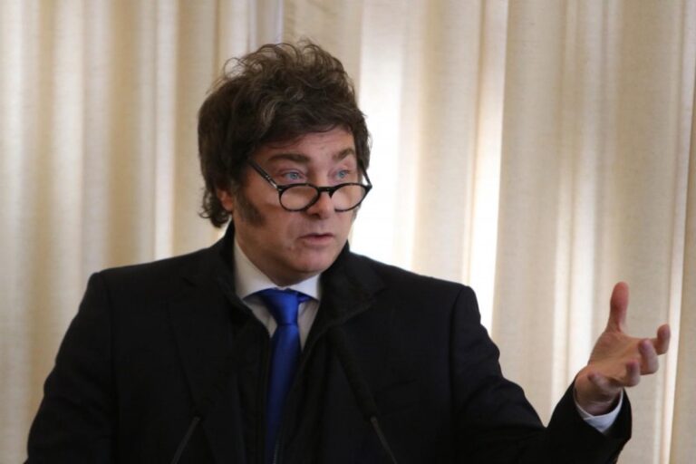 Milei vuelve a atacar a Clarín: «No se van a quedar con Telefónica»