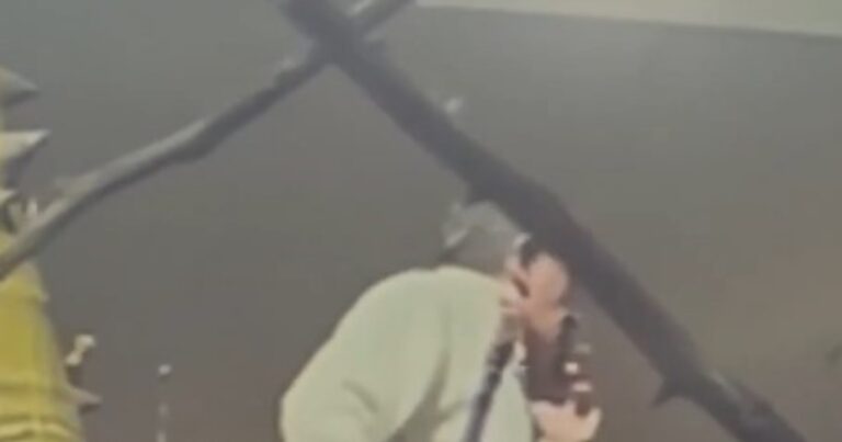 Filmaron a José Alperovich fumando en su balcón mientras cumple prisión domiciliaria por problemas respiratorios