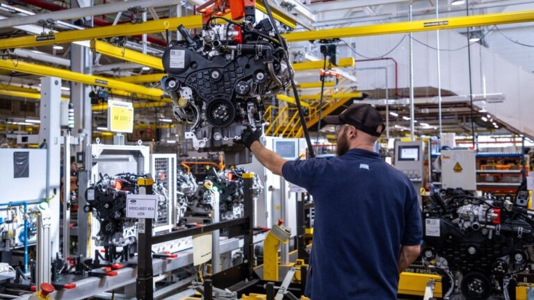 La industria automotriz registró una caída en producción y exportaciones, pero mantiene saldo positivo en 2025