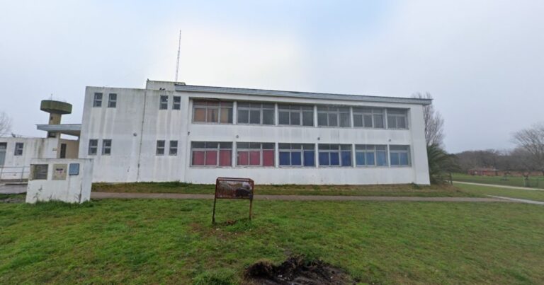 Dos jóvenes se filmaron destrozando un colegio en Chapadmalal y subieron el video a las redes sociales: Los vecinos van a tener que pagar