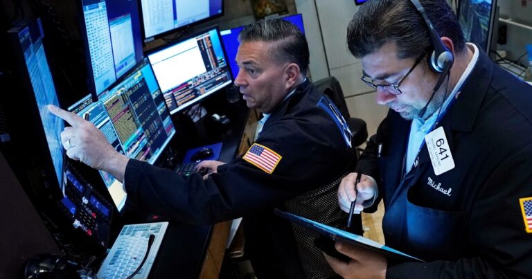 Mercados en rojo: escaló el dólar y se hundieron las acciones y los bonos argentinos