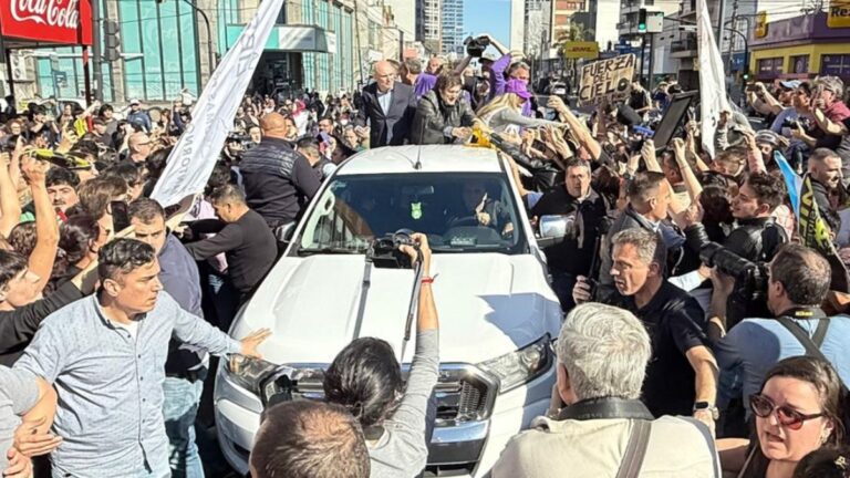 La camioneta que trasladó a Javier Milei por Lomas de Zamora tiene 213 multas que suman $41 millones