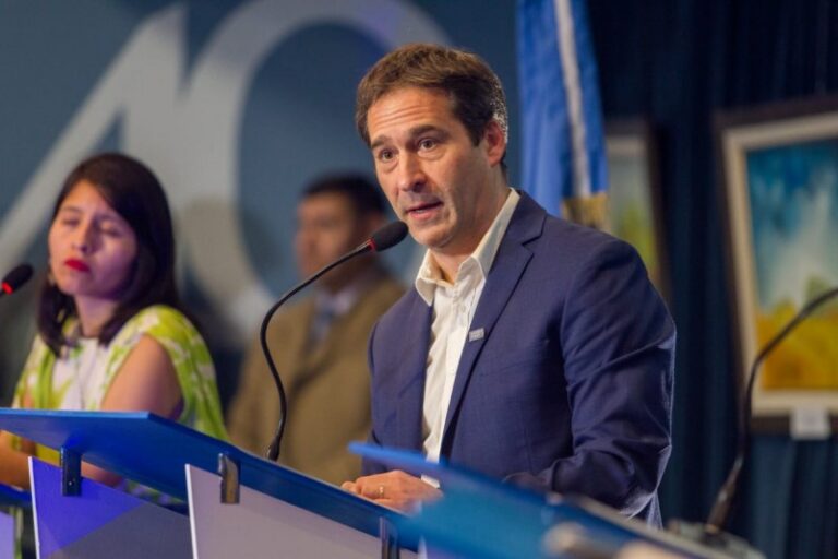 Allanaron al entorno del candidato peronista de Chubut por una causa de corrupción