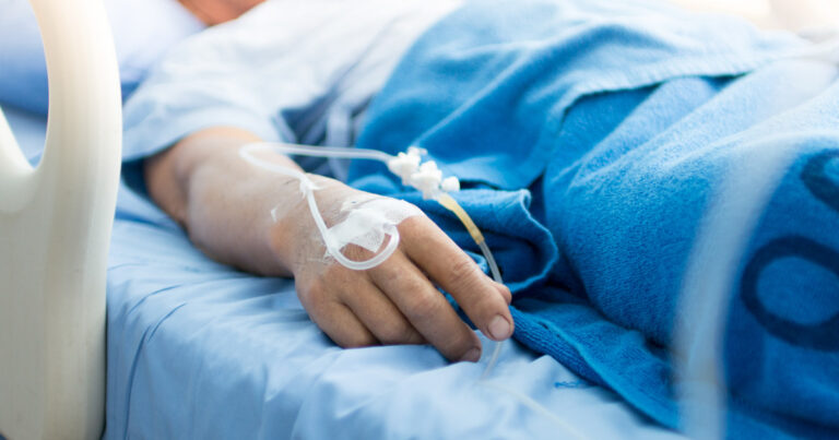 La ANMAT ahora detectó «desvíos de calidad» en suero para pacientes internados y clausuró un laboratorio