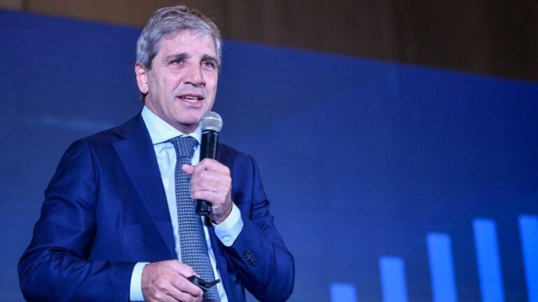 Dólar para todos: a cuánto vende hoy Luis Caputo y cuál es el techo real que evidencia la nueva banda