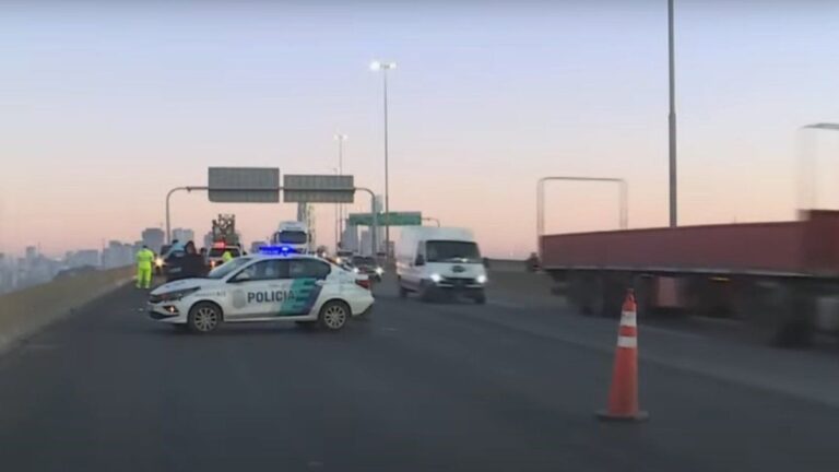 Un motociclista murió al chocar contra un camión en la Autopista Buenos Aires-La Plata