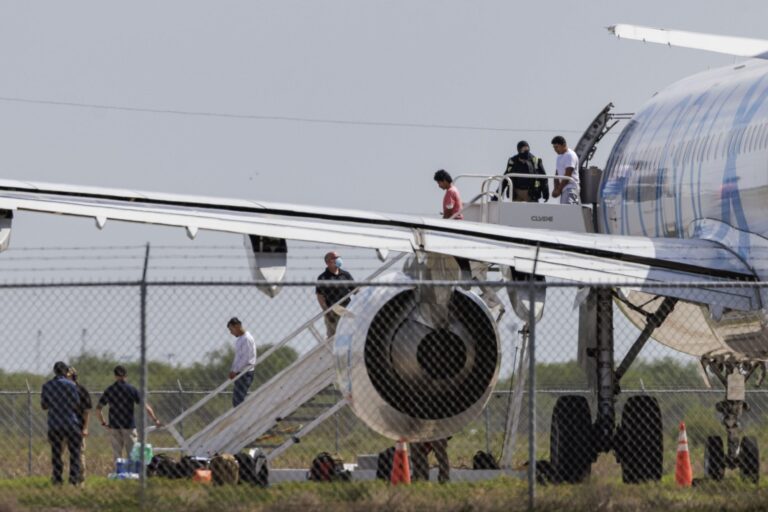 Argentinos deportados de EE.UU: qué se sabe del vuelo que hoy sale hacia el país con expulsados