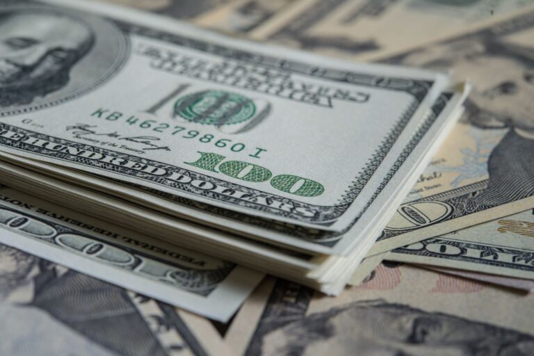 Mercados: el dólar oficial subió $10 y volvieron a caer las acciones y los bonos