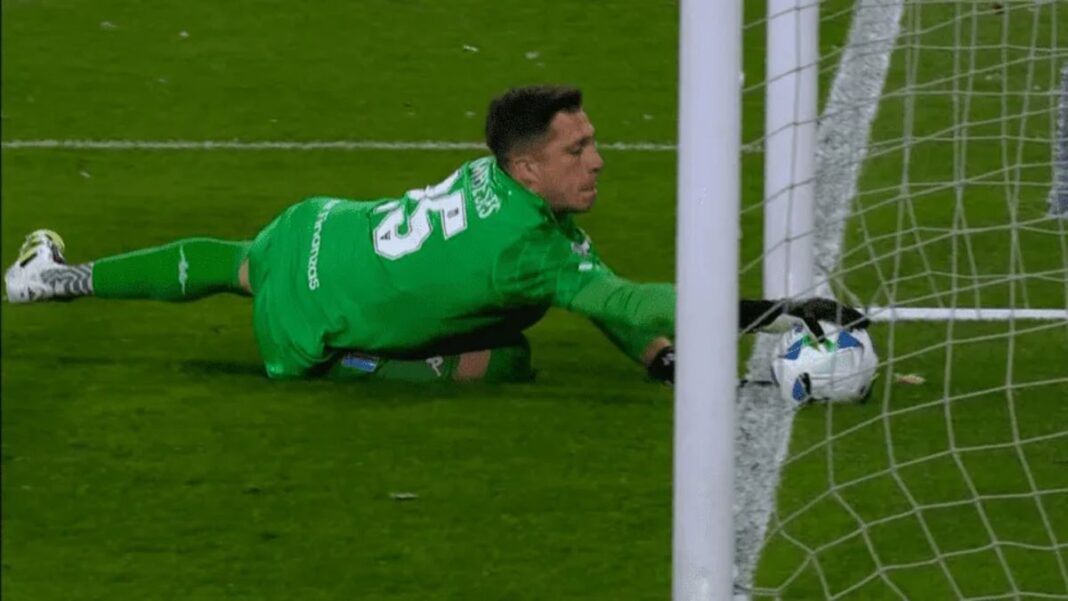 2119611-el-var-salvo-a-racing-tras-el-error-de-facundo-cambeses-evito-el-gol-de-velez-por-ape68d34ad70fffd