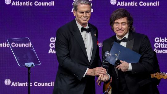 Bessent elogia a Milei en gala neoyorkina y promete apoyo financiero a Argentina