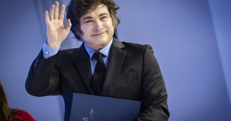 La plata dulce para pedir prestado está, y la plata en mano para llenar el changuito?