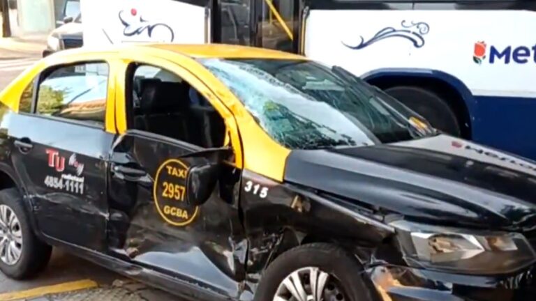 Fuerte choque entre un taxi y un colectivo en Barracas dejó tres heridos