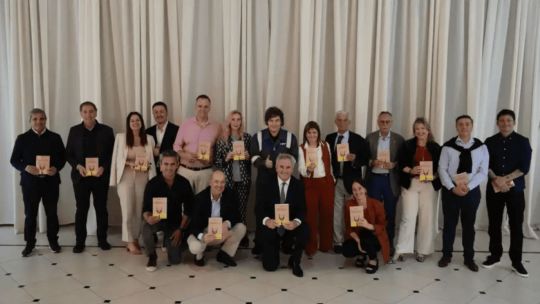 Milei y su extraña manía de abrigarse en verano