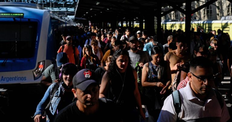 Suba de la inflación: los salarios acumulan cuatro meses seguidos de caída, según un informe del Gobierno