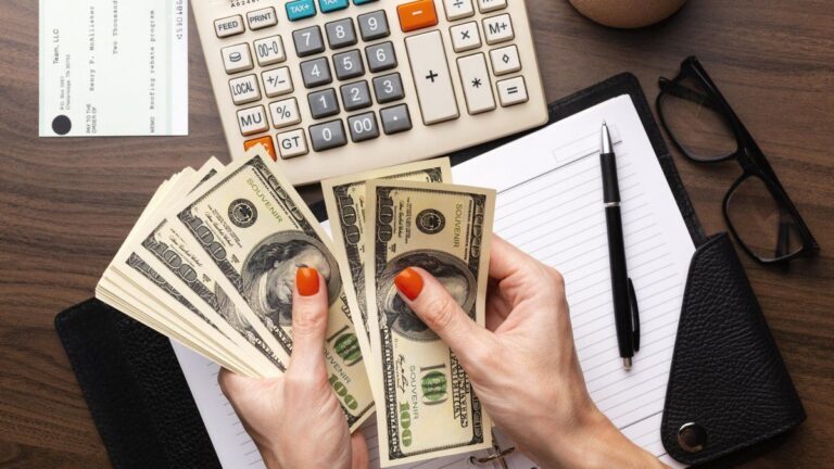 ARCA cambió las reglas para los depósitos en dólares y la retención del Impuesto a las Ganancias: cuáles son las modificaciones