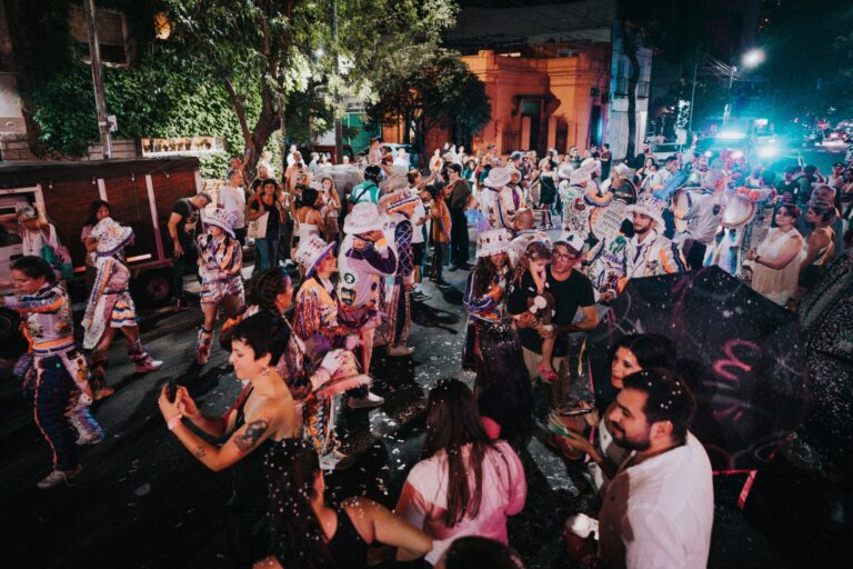 Qué sale el finde de Carnaval: una ruta de librerías con shows gratis, un corso de tragos y promociones en restaurantes