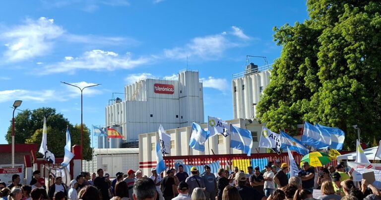 Incertidumbre sobre el futuro de de una de las principales lácteas del país: acumula cheques rechazados por $13.600 millones y sus 3 plantas están paralizadas