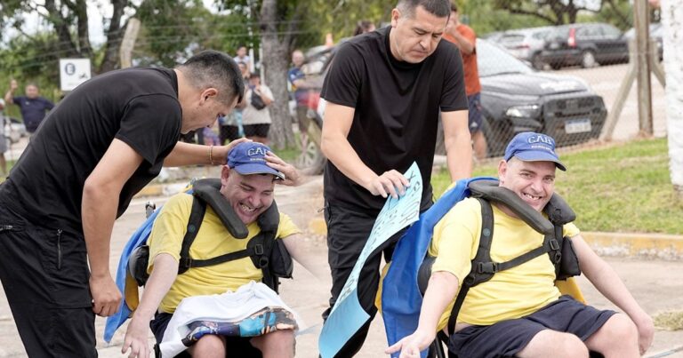Riquelme y un gesto que emocionó a un hincha en la llegada de Boca a Santa Fe