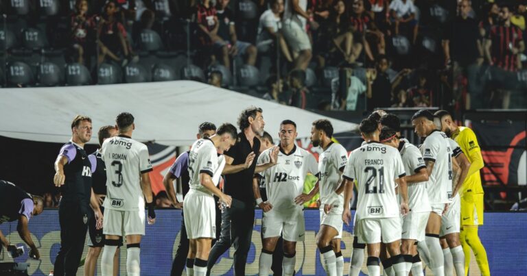La calentura de Eduardo Domínguez tras una nueva derrota de su Atlético Mineiro: pateó una botella