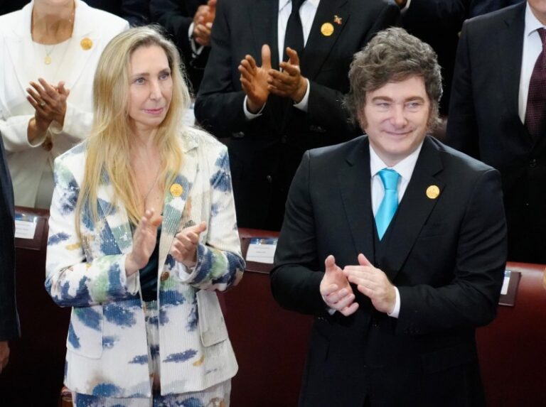 Karina empujó a un periodista chileno que quiso acercarse a Milei