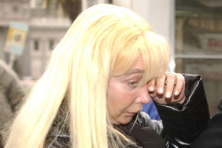 La historia de amor de cuento de hadas que llevó a todos a la cárcel: la doctora de las cartas eróticas que enterró al famoso conductor