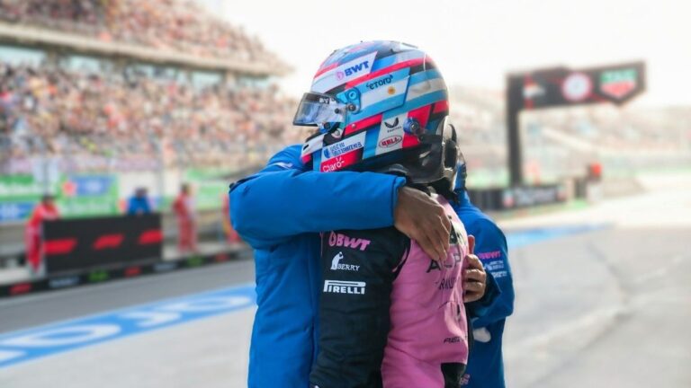 El momento del abrazo entre Franco Colapinto y Flavio Briatore tras la clasificación del Gran Premio de China
