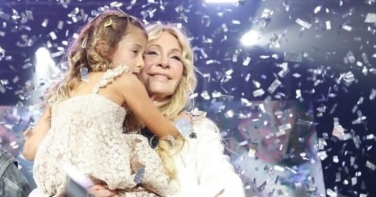 Ilustración de una barcaza y un velero en aguas de la Bahía de Biscayne, Florida.