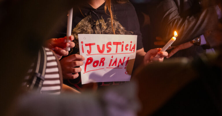 Manifestación con velas frente a la escuela Mariano Moreno en San Cristóbal, Santa Fe.