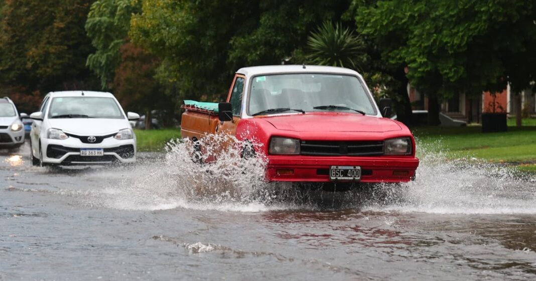 Calle inundada en Mar del Plata durante el temporal bajo alerta naranja del SMN