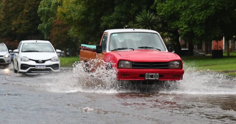 Calle inundada en Mar del Plata durante el temporal bajo alerta naranja del SMN