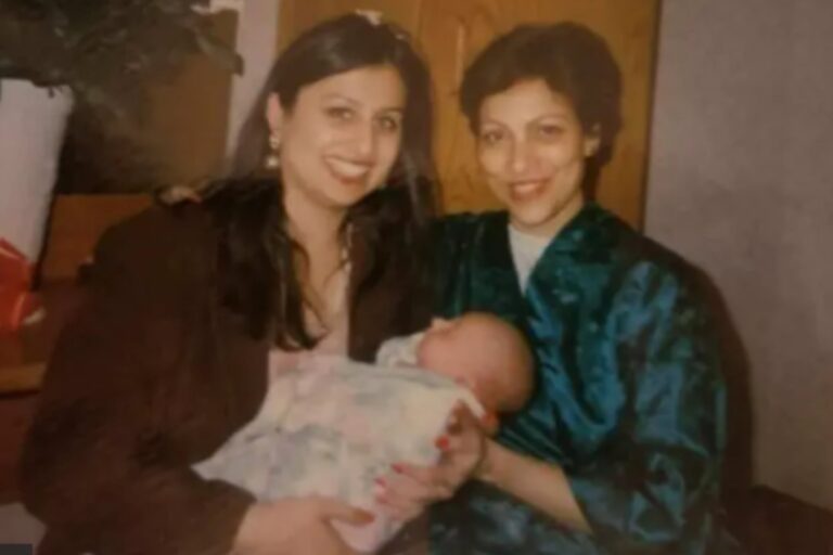 Gini Bhogal y Christopher, el hijo concebido gracias a su donación de óvulos, sonríen en una reunión.