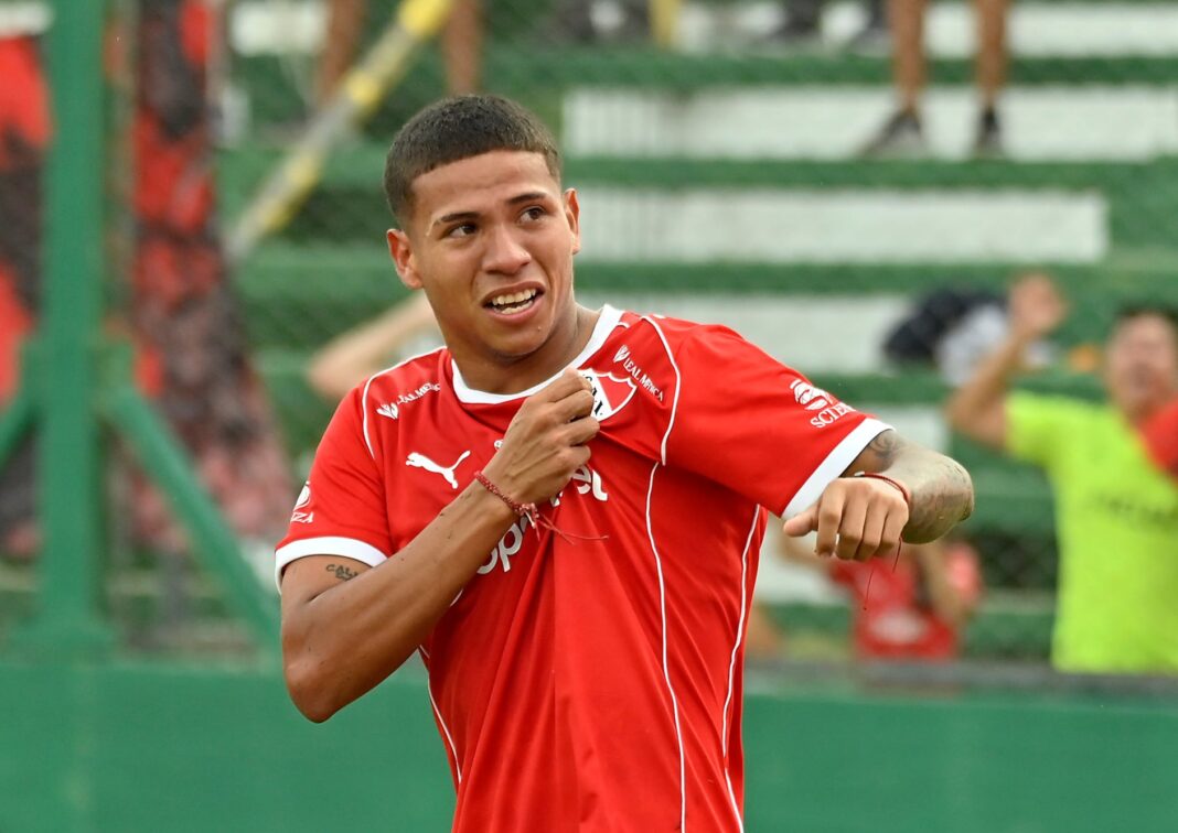 Jugadores de Independiente celebran un gol durante el partido contra Atenas de Río Cuarto en la Copa Argentina.